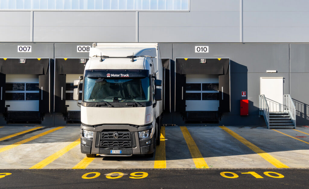 Dock di carico per spedizioni in uscita: sincronizzazione logistica e supply chain