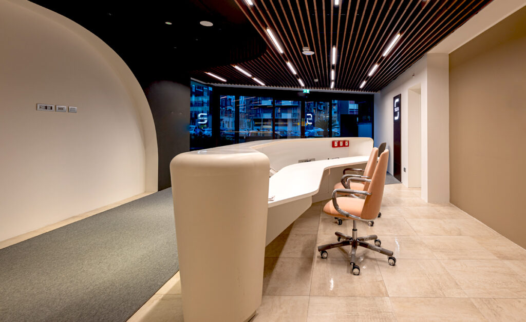 Arredo retail ed office: produzione custom vs standard. Il processo, da creazione a realizzazione