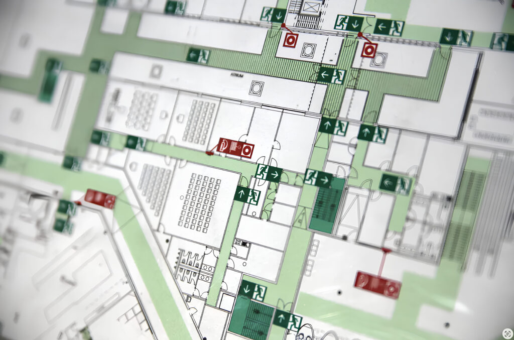 Planimetria space planning con vie di fuga e normative sicurezza antincendio