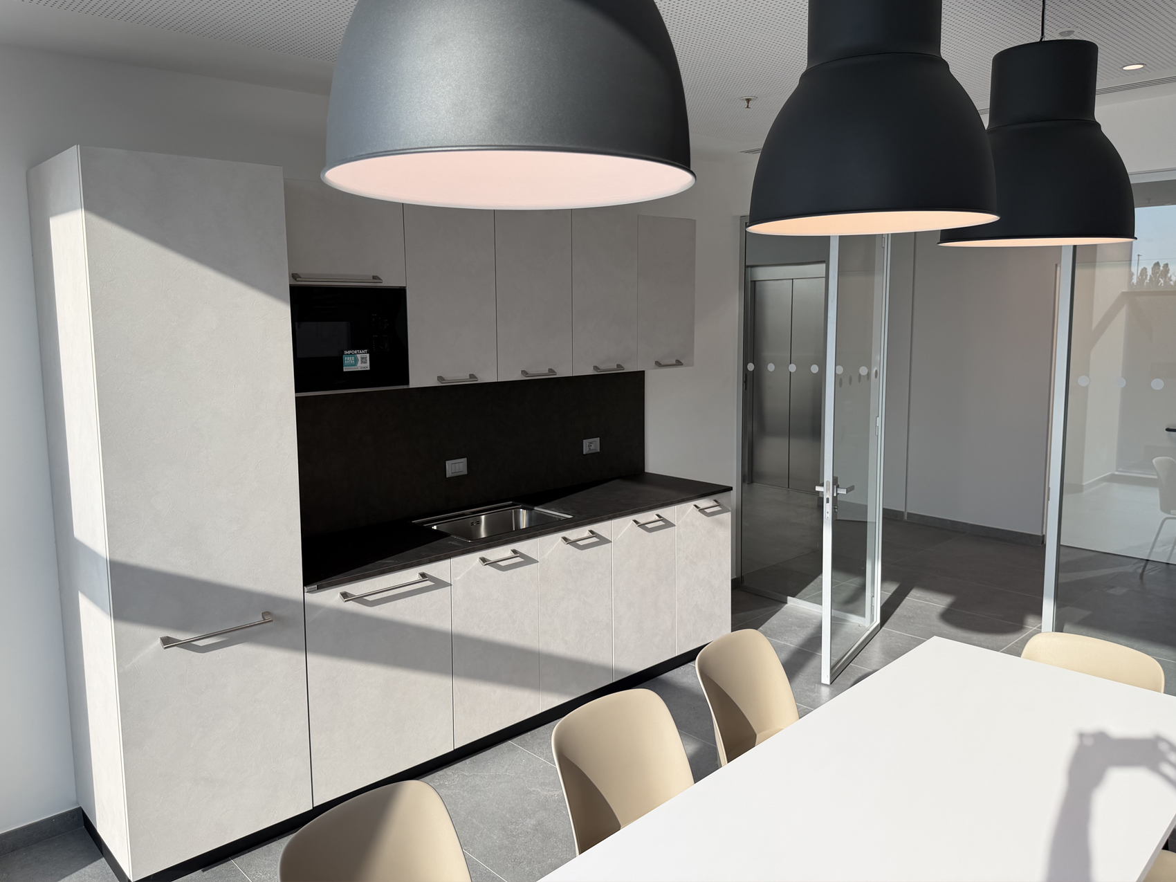 Area kitchenette italsempione con elementi di arredo custom