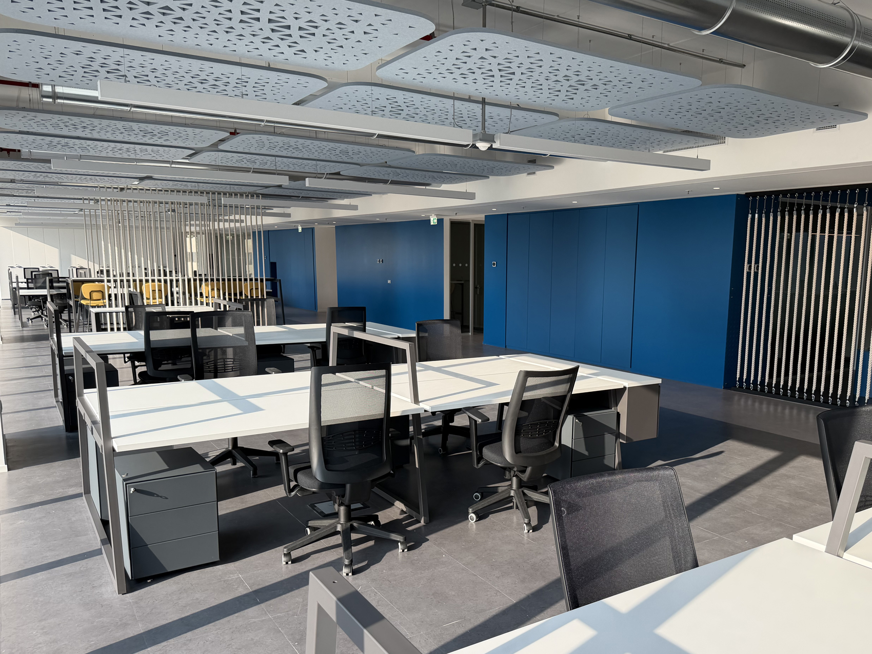 Area work con elementi fonoassorbenti sospesi